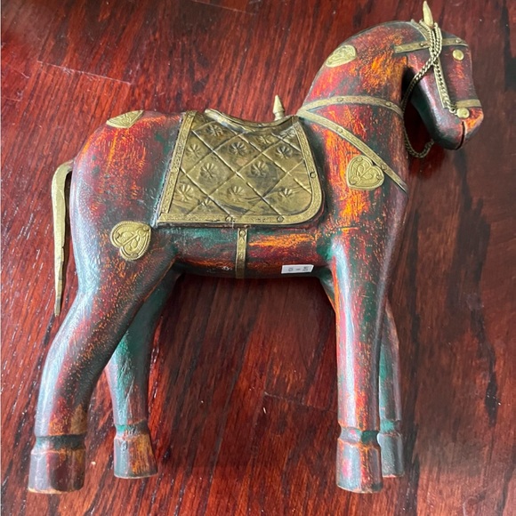 Vintage style carved wooden horse statue / figurine with metal and nail detail - Picture 5 of 5
